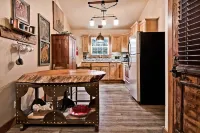 Historic Main St Wooded Bluff & Large Private Deck Luxury Lodging for Up to 6