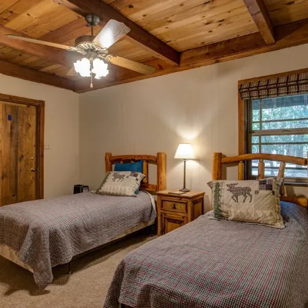 Cozy 4 Bedroom Cabin with Hot Tub & EV Charger in Blue Lake Springs