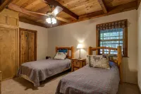 Cozy 4 bedroom Cabin with Hot Tub and BLS & Sequoia Woods access