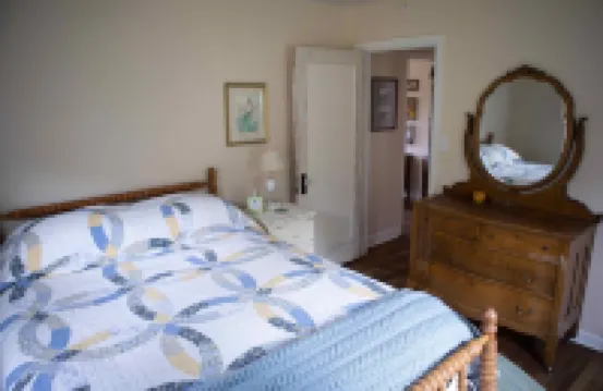 Orchard Cottage, Charming Vintage Cottage