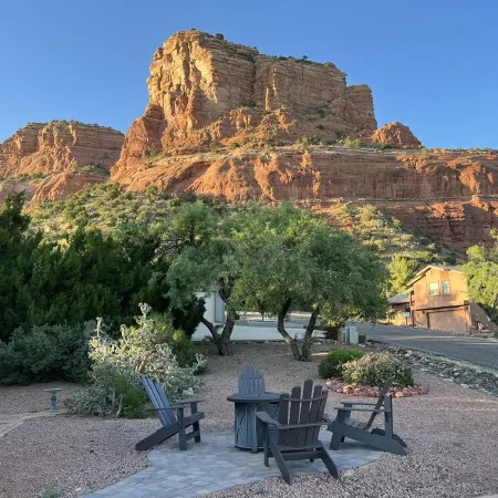 Red Rock/Mesa Views, No Stairs, Golf, Hike, Relax. EV Charger, Stocked Kitchen!