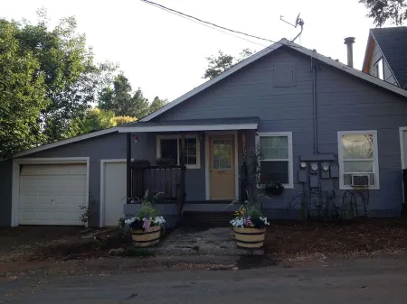 Foresthill Getaway is located in town and close to many wedding sites.