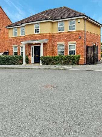 Sleeps 10 Large 5 Bed House in Village Location with Garden & Driveway!