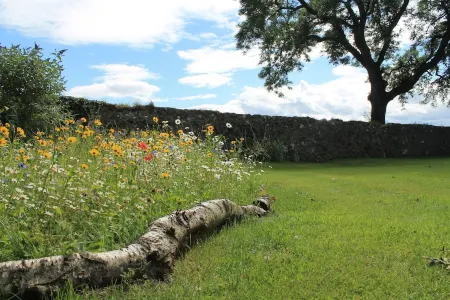 2 bedroom cottage, with far reaching views of the garden and open countryside. Отели в г. Банф