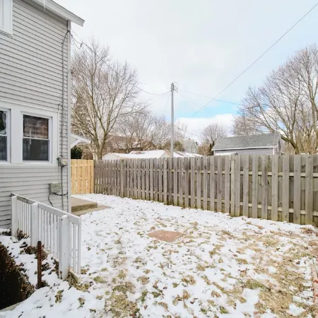 Central & Peaceful 3-bed home with a fireplace