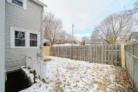 Central & Peaceful 3-bed home with a fireplace