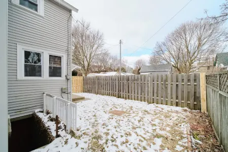 Central & Peaceful 3-bed home with a fireplace