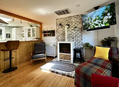 Charming, Newly updated 3 BR Home on a corner lot in Mount Vernon Отели рядом с достопримечательностью «Роозенгаард»