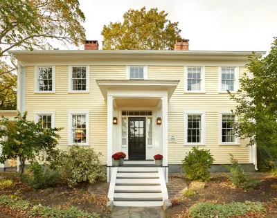 Historic Charm with modern amenities in Exeter, NH. 3 Bedrooms & Walk to town Hotel dekat Phillips Exeter Academy