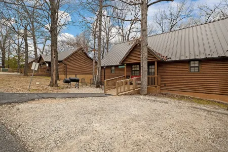 Great Escape Log Cabin Close to SDC, Discount first 10 Guests of the Season.
