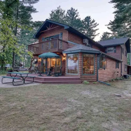Lakefront 5 Bedroom Cabin on Mead Lake