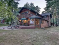 Lakefront 5 Bedroom Cabin on Mead Lake