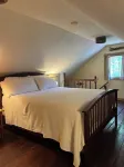 Historic, cozy cabin at Headley Inn Winery & Vineyard with WiFi, AC & Fireplace