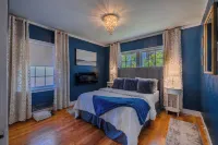 Central Cozy Cottage! Spacious entertaining area, gameroom, and cornhole arena!