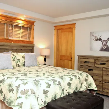 Large Home1blk to Hot Springs Pool, wraparound deck, Cinema Room, parking for 7