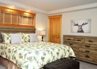 Large Home1blk to Hot Springs Pool, wraparound deck, Cinema Room, parking for 7