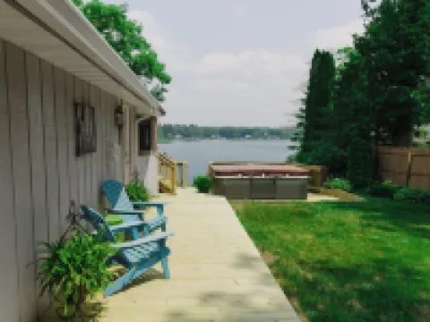 Lake Side Guest House with Hot Tub Hotels in Newaygo County