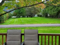 New Lakeside Cottage 5 minutes from great hiking with large deck and lake view