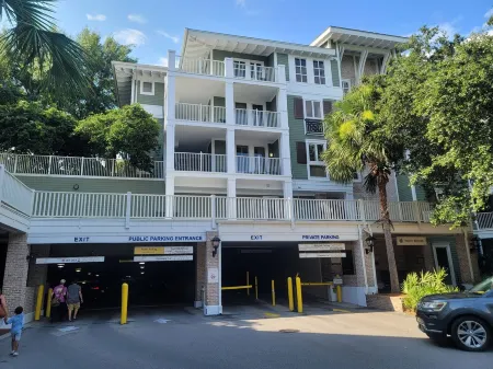 1BR Condo - Pool, free beach tram, large balcony, full kitchen, washer/dryer