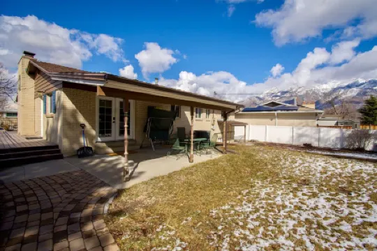 Early Bird Discount - Ski House with Workspace + Views!