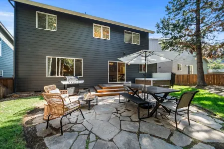 Mt. Bachelor Retreat! Hot tub, game room, family suite - great for large groups! Отели рядом с достопримечательностью «Государственный университет Орегон в Каскейдс»