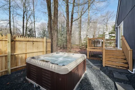 Cute Modern Poconos Cabin! Hot Tub, Fire Pit Отели рядом с достопримечательностью «Community Church»