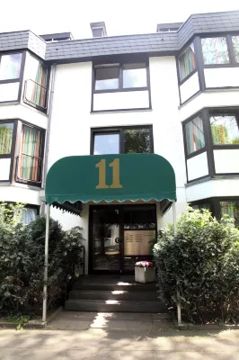 2 Raum-wohnung mit Balkon und Zugang zum Garten. Wohnung Liegt Nach Hinten