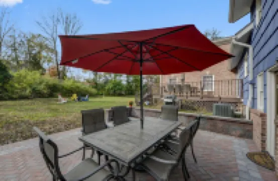 In-Town! Blue House 4 BR w Terrace and Backyard