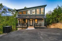 Book Now for Summer! Minutes to Dollywood and Pkwy. Newly Built with Great Views