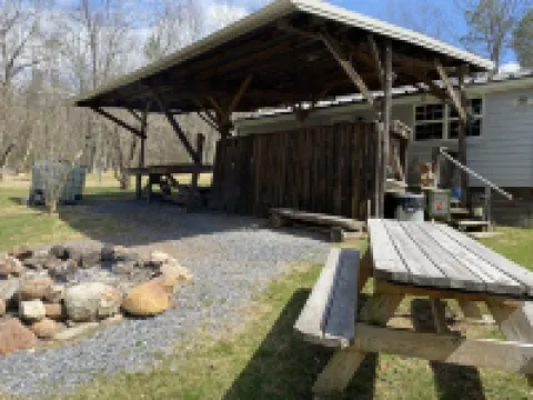 Cabin where the black top ends… Cabin 2 Pendleton County otelleri