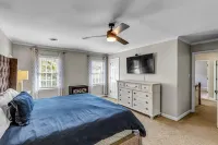 Relaxing Getaway w/ Salt Pool,HotTub,Fire Pit, Foosball. Private Luxury / HPU 鄰近All A Flutter Farms LLC的酒店