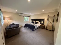 Beautiful spacious home a short walk to town centre. - บังกะโล
