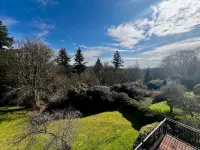 Hilltop walkers paradise with a view, sleeps 10