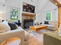 Vermont Summer Escape - Sleeps 8 with FirePit, Hot Tub, and Pet Friendly! Hotels in Winhall