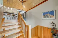 MOUNTAIN VIEWS, HOT TUB, POOL, SAUNA! Cozy fireplace, minutes from the slopes!