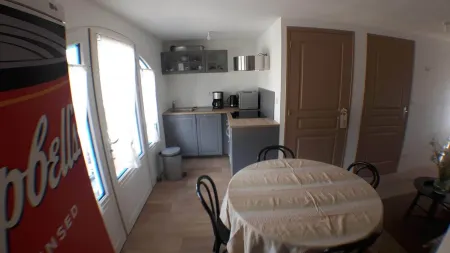 Small farmhouse 150m from the beach - Bétahon - 2 to 4 people Отели рядом с достопримечательностью «Camping l'Escale»