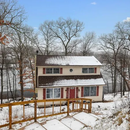 LAKE FRONT HOME in SAW CREEK, BUSHKILL