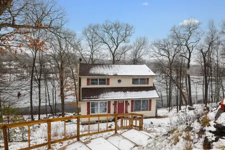 LAKE FRONT HOME in SAW CREEK, BUSHKILL