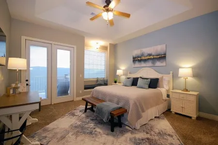 Penthouse Condo - AMAZING Views - Indian Point - Sleeps 6-8