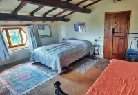 Charming rustic country house in northern Umbria with exclusive use of pool - Wifi