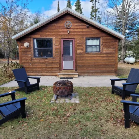 Charming 1-Bedroom Cabin, Quiet Neighborhood in Grand Marais, Pet Friendly