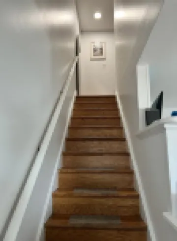 One block from the beach!  Cozy beach condo near restaurants and shopping.