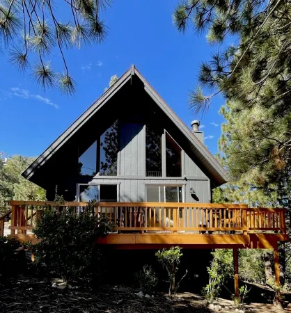 Light-Soaked A-Frame Close to Lake and Skiing Отели рядом с достопримечательностью «Библиотека Лейк Арроухед Бранч»