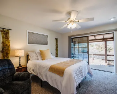 Mingus Mountain Vista: Views, Shopping, Relaxation. 20 Minutes to Sedona Hotels in Cottonwood-Verde Village