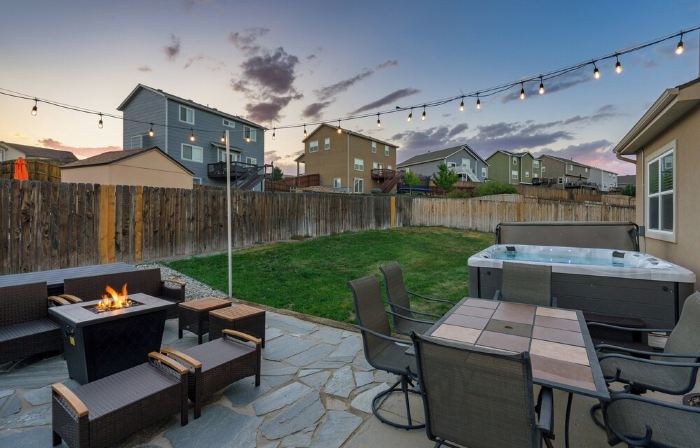Spacious Airport Heaven - 5 Bedrooms & Hot Tub