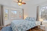 Lakeside, 2-Bedroom Cottage with Fire Pit in Dickson