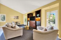 Private 2 Bedroom / 1 Bath Apartment - Secluded 2 acre Estate/Orchard Hotels in Fairbanks Ranch