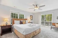 Folly Beach Gem! Short Walk to Beach, Bars & Restaurants, Game Room, Fire Pit