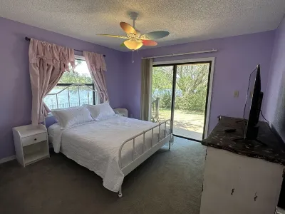 Waterfront 4BR 2 Bath, Private Dock, hot tub and kayaks! Up to 10 guests!