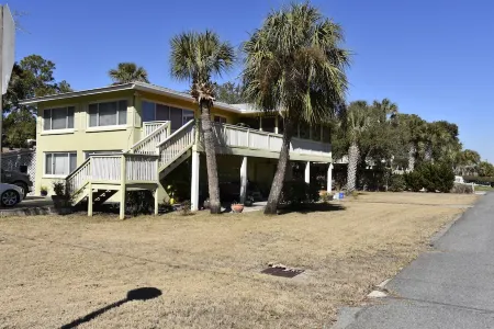 Spacious 2 bedroom apartment with free parking